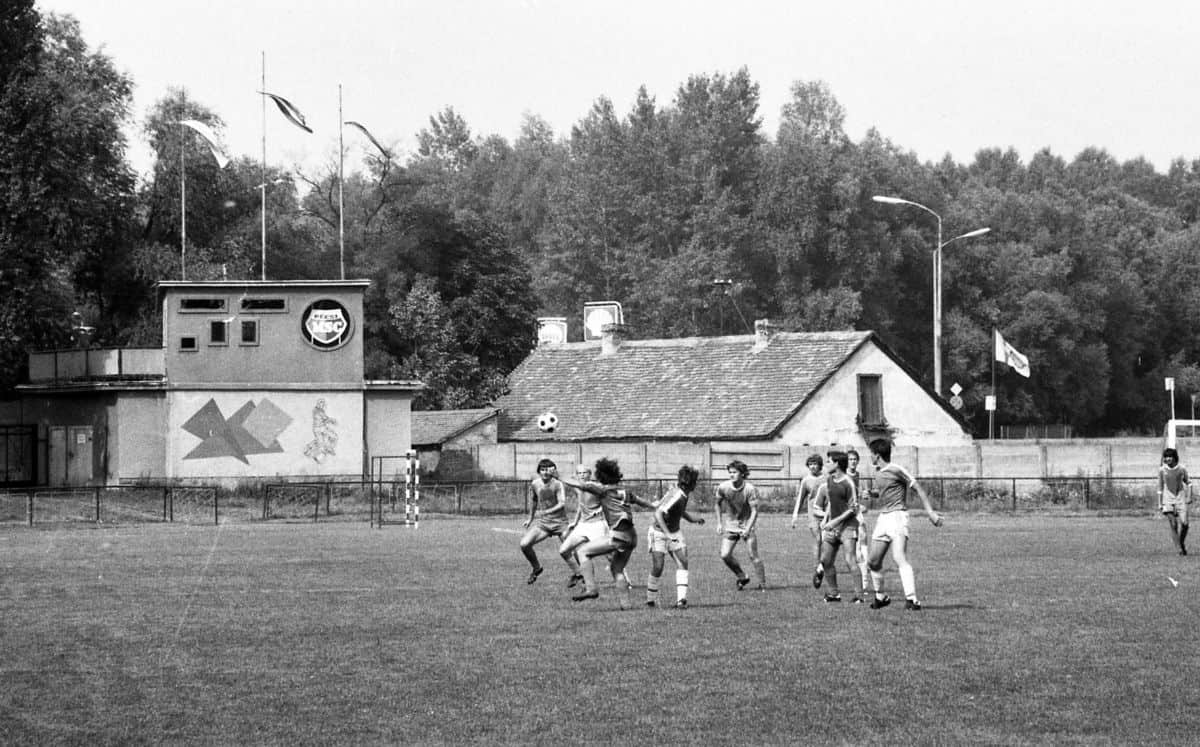 A pécsújhegyi sporttelep a PMSC edzőpályájaként funkcionál, itt nevelte a tehetséget Garami József is, a kép 1981-ben készült